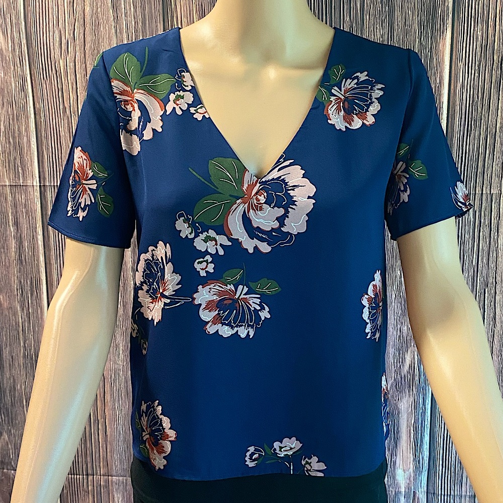 Socialite size XS navy blue pink & green floral print short sleeve blouse